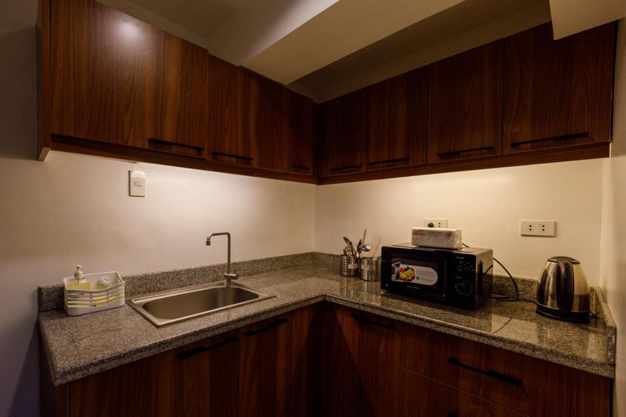 5880 Enriquez Residences Manila Esterno foto