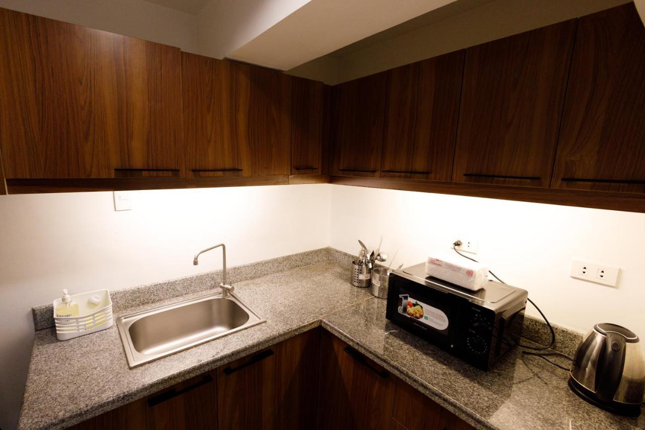 5880 Enriquez Residences Manila Esterno foto