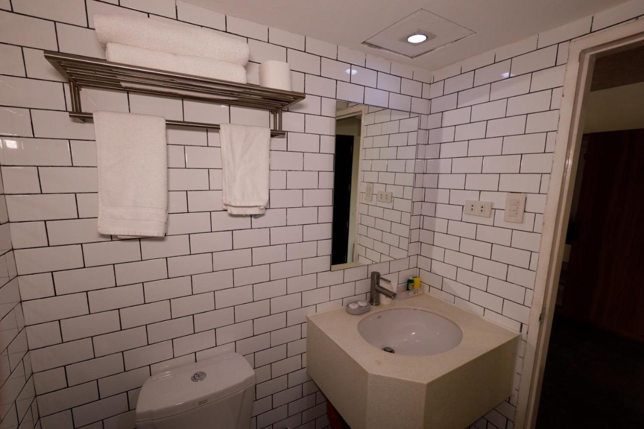 5880 Enriquez Residences Manila Esterno foto
