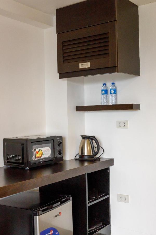 5880 Enriquez Residences Manila Esterno foto