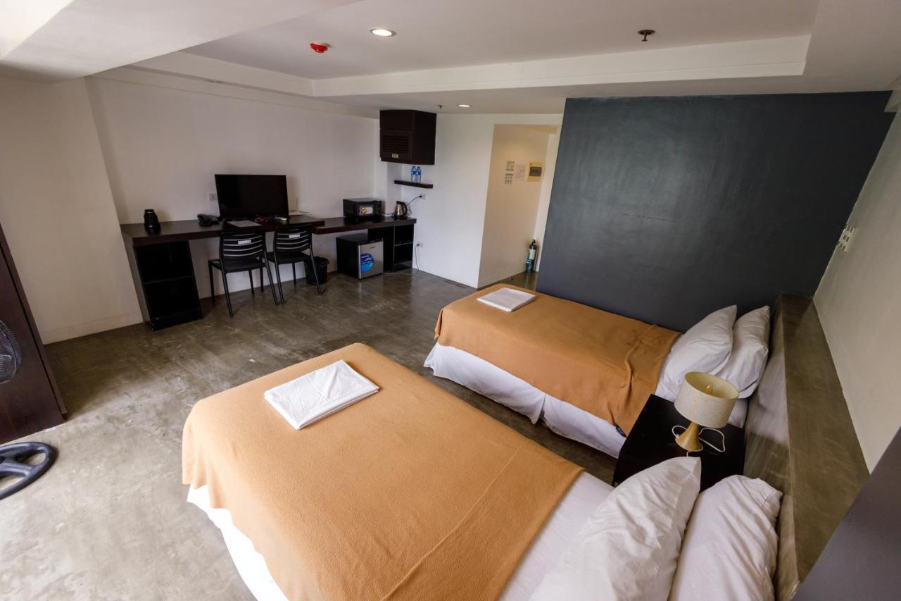 5880 Enriquez Residences Manila Esterno foto