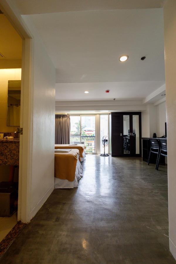 5880 Enriquez Residences Manila Esterno foto