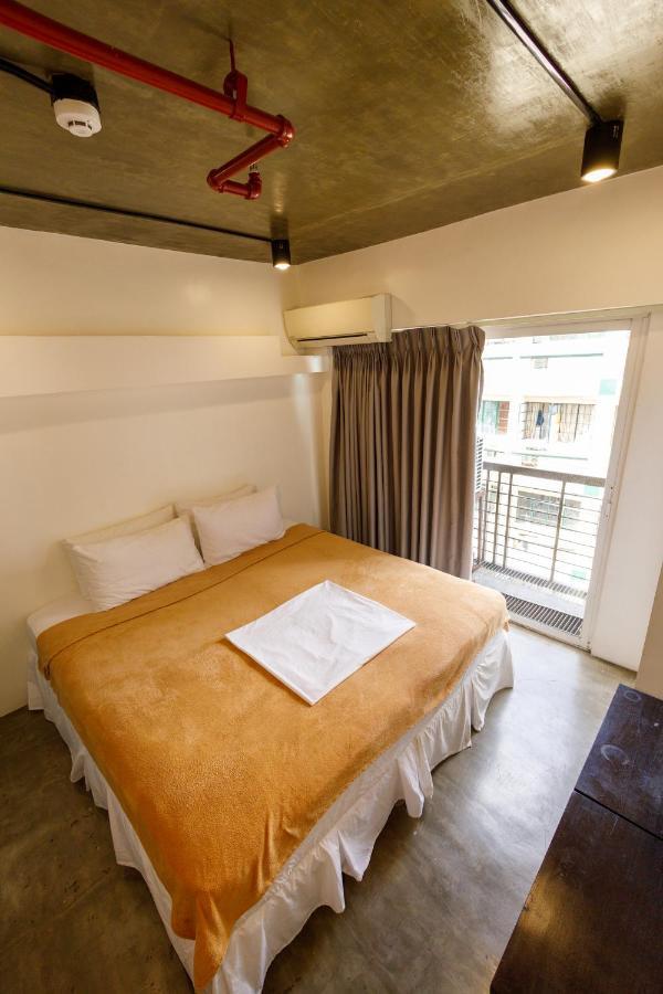 5880 Enriquez Residences Manila Esterno foto