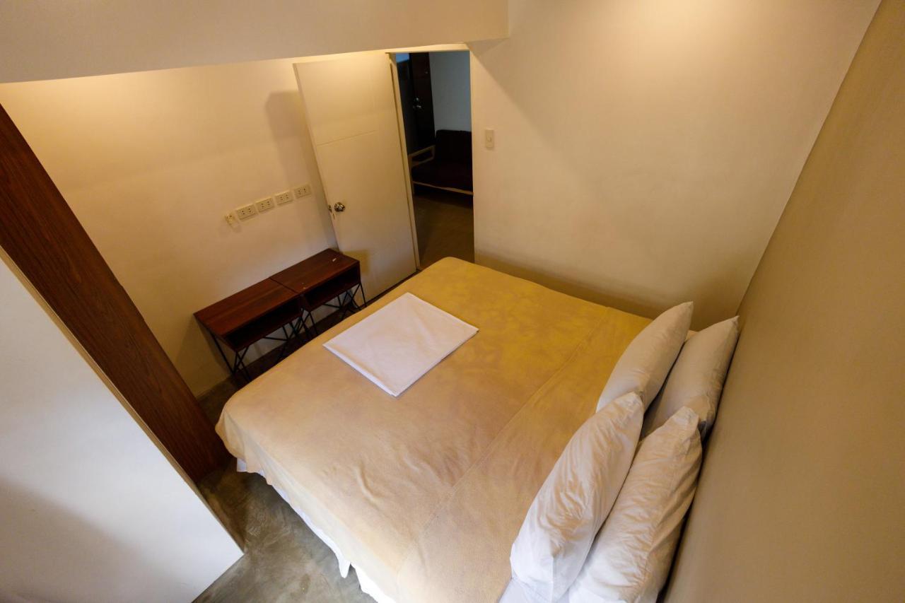 5880 Enriquez Residences Manila Esterno foto