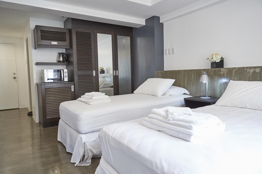 5880 Enriquez Residences Manila Esterno foto