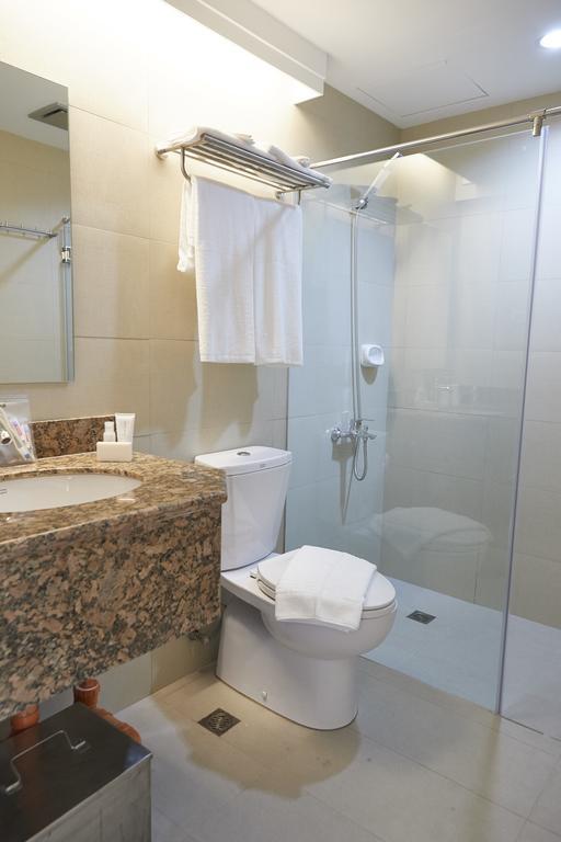 5880 Enriquez Residences Manila Esterno foto