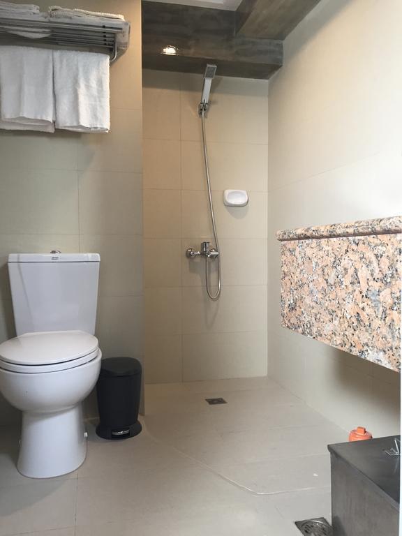 5880 Enriquez Residences Manila Esterno foto
