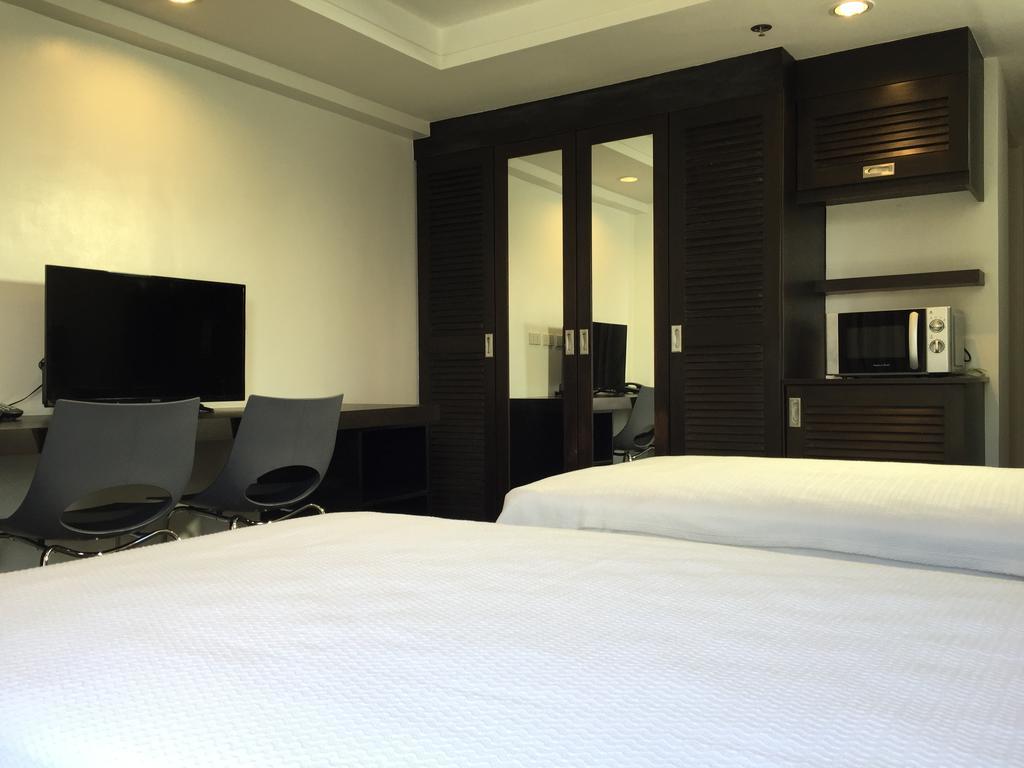 5880 Enriquez Residences Manila Esterno foto