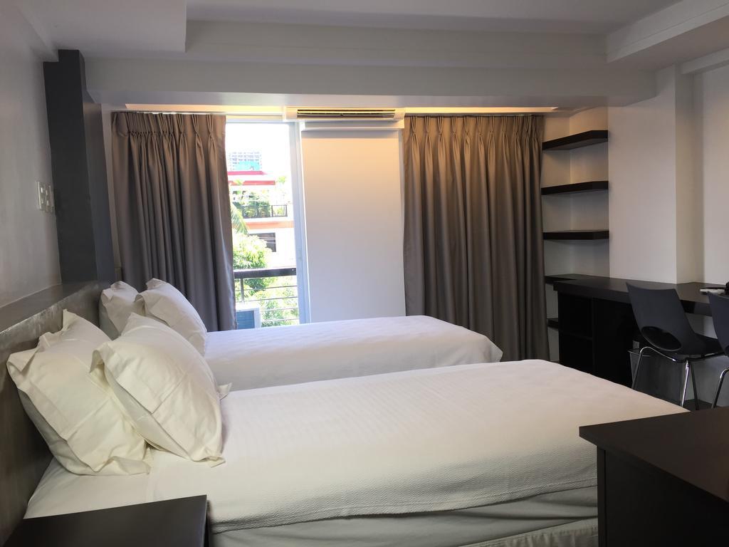 5880 Enriquez Residences Manila Esterno foto
